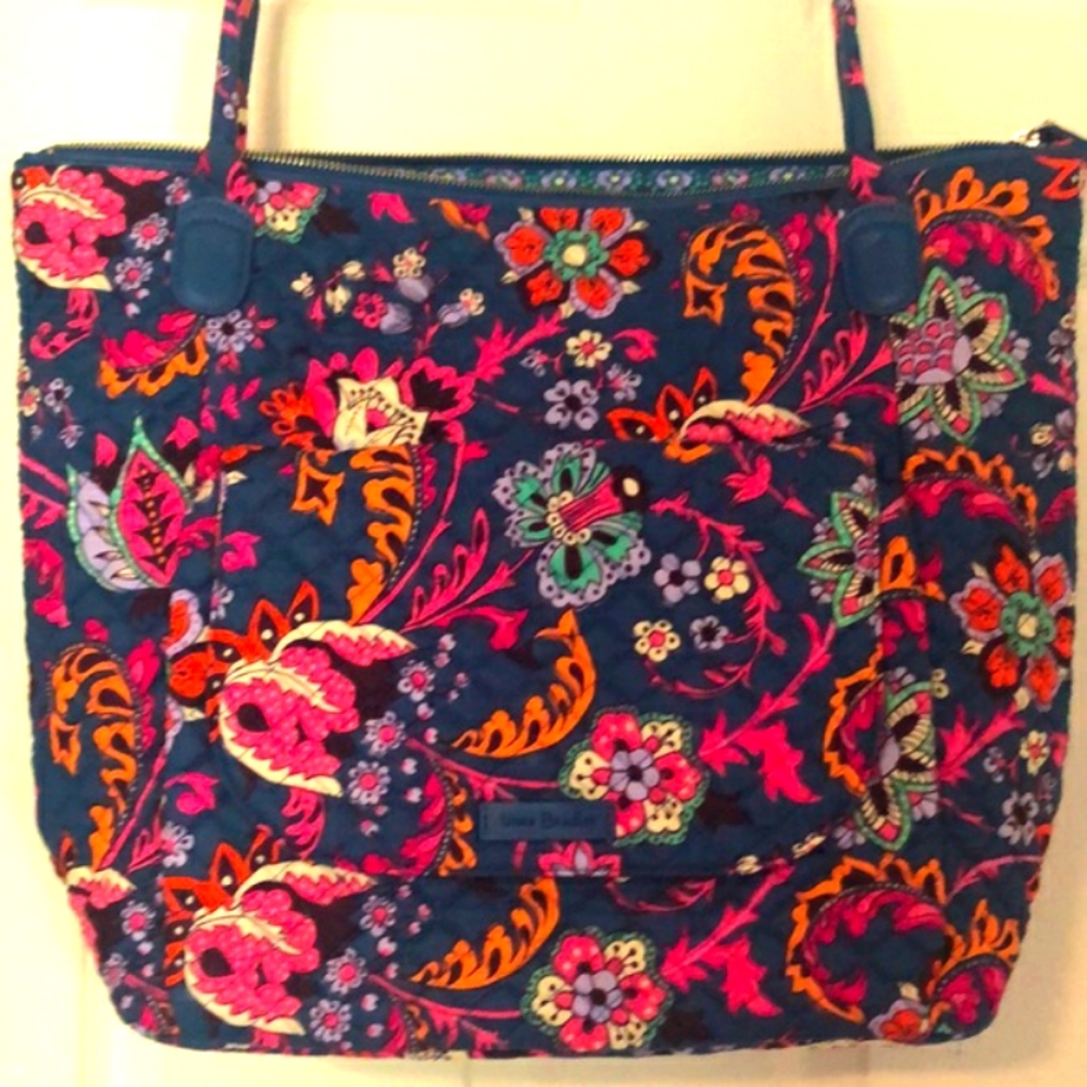 Vera Bradley Carson tote, Dragonfruit floral🐠🍉🍇🍏🍎🍋🫐🌸🌺🌹🥀🪷💐 EUC🌷